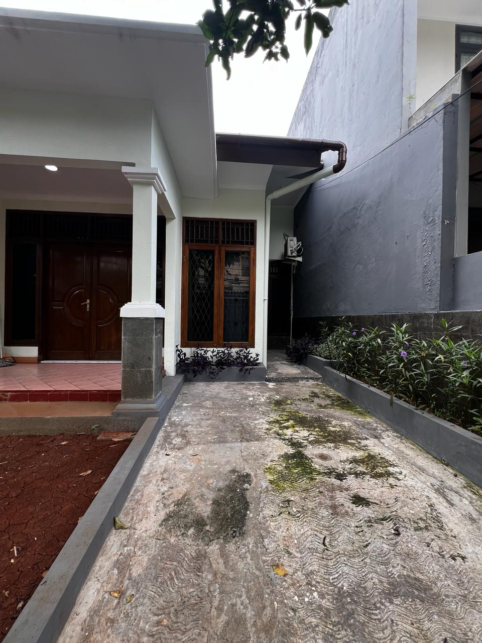 Ejde.Rumah di Sewakan Semi Furnish di Kemanggisan, Jakarta Barat